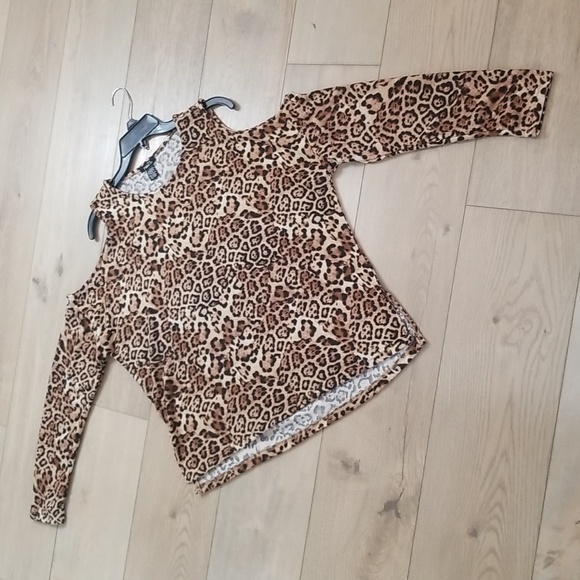 Rue 21 Leopard cold shoulder top sz large large - Picture 3 of 4